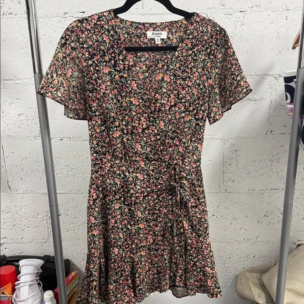 BB Dakota Black Floral Mini Dress - Size XS - Never Worn Short Sleeve Tie